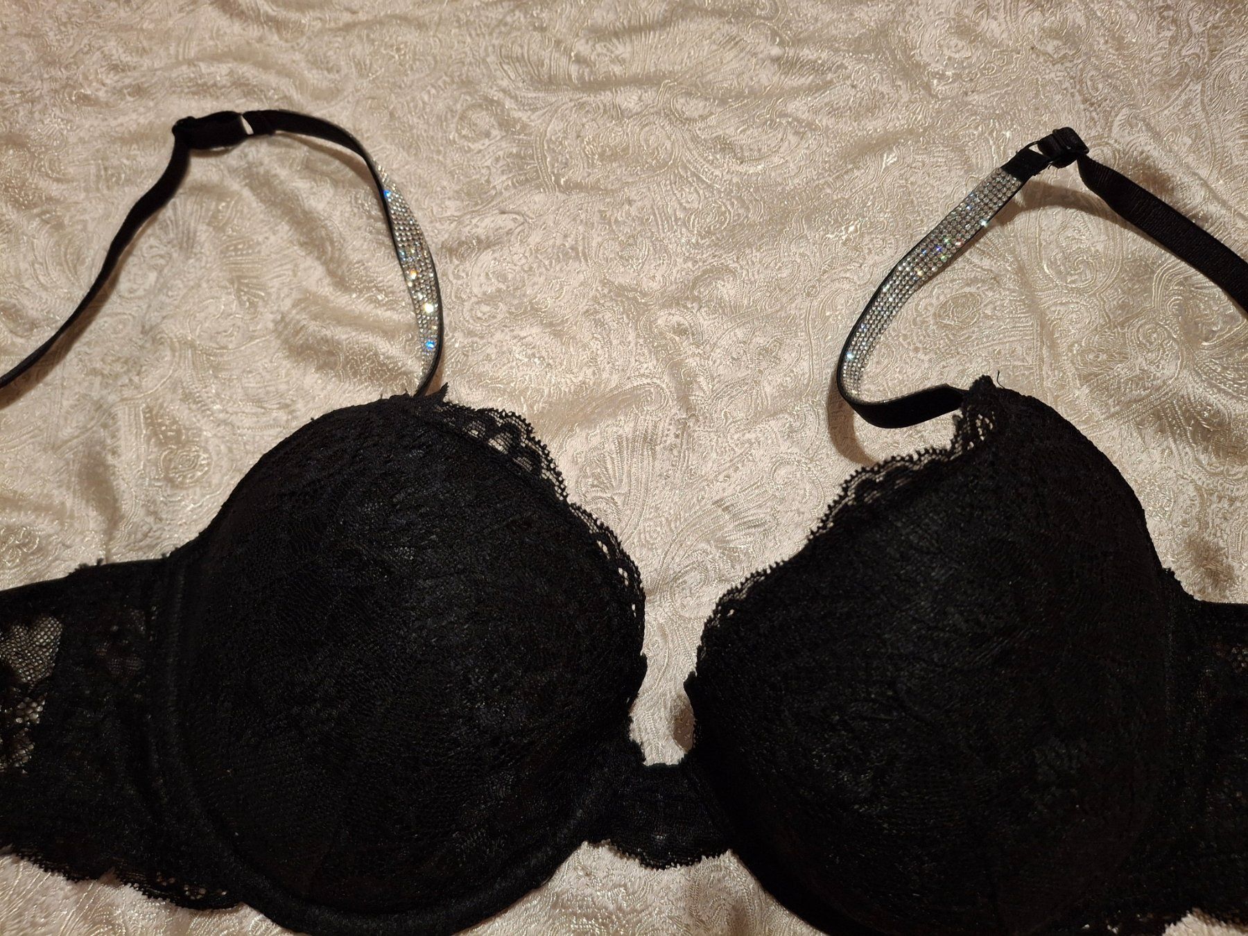 Manor Altra biancheria intima: Schwarzer BH mit Spitze und Strass, Grösse 80D, Top! – Nuovo (secondo la descrizione) da Bellikon venduto da MellonCollieMitTwint