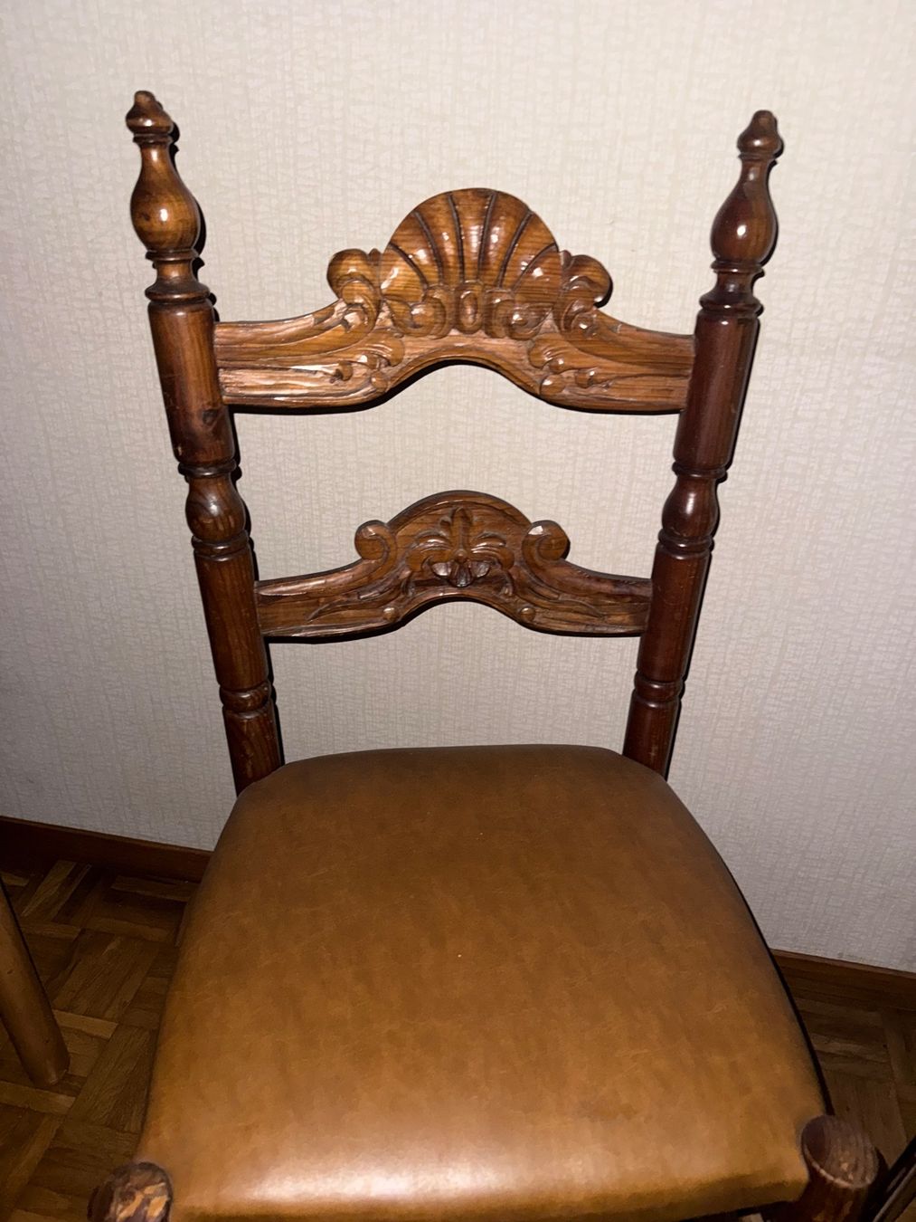 Chaises: Holzstuhl mit Leder Sitz braun – D'occasion à Thayngen par laylay_xD 1