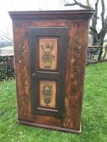 Holzschrank aus dem Jahr 1876