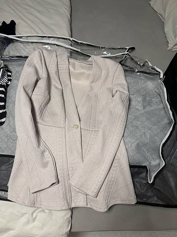 Vestes: Beige dünne Jacke – Neuf avec emballage d'origine à Solothurn par lov_mll8