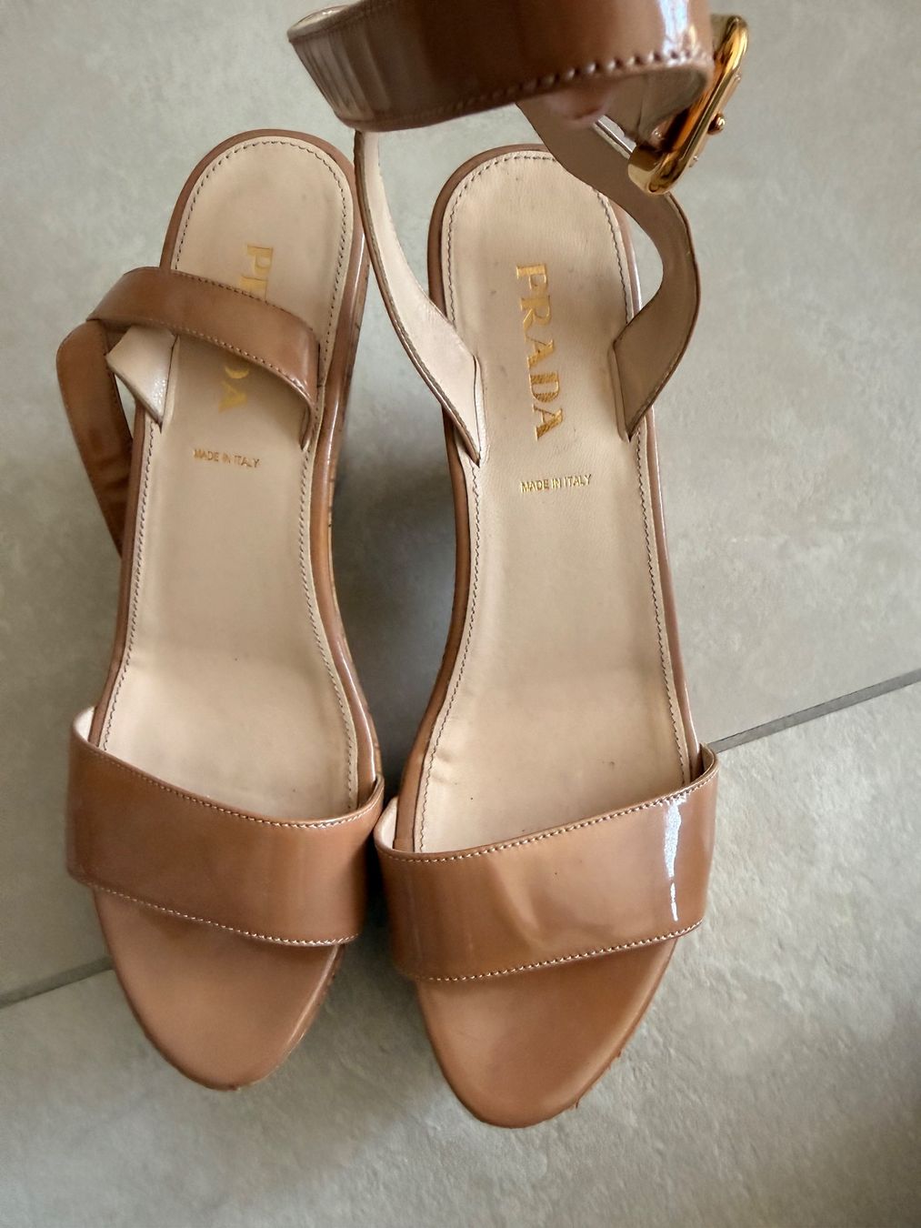 Prada Damenschuhe: Prada Patent Leather Wedge Sandals Camel Beige – Gebraucht aus Muttenz von Kenidg