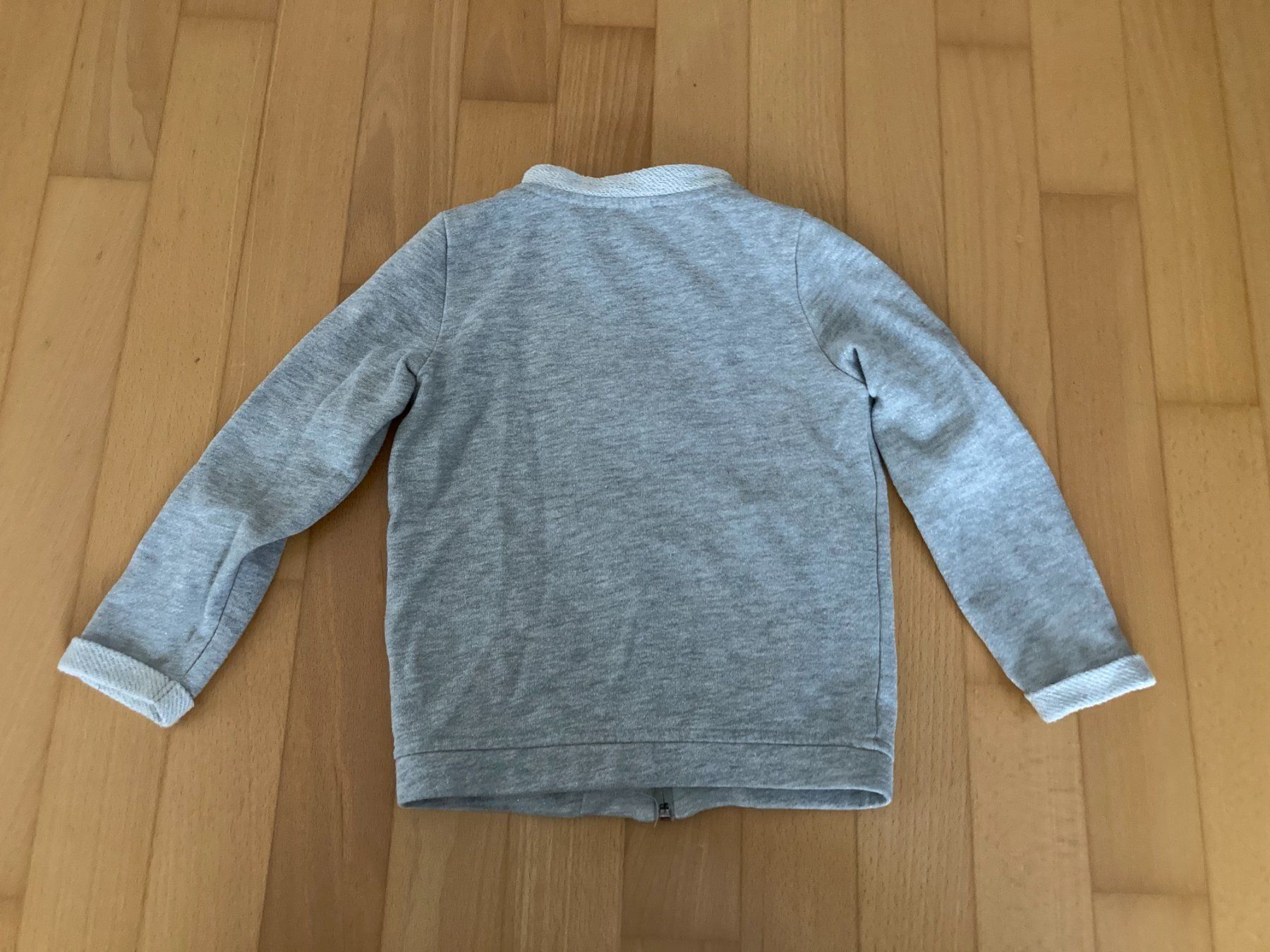 Maglioni & Felpe: Jäckchen mit einem Herz aus Pailletten – Usato da Muttenz venduto da Juvenile33 2
