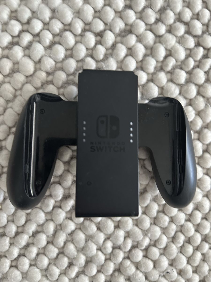 Nintendo Console: Nintendo Switch Konsole mit Zubehör  – Usato da Wabern venduto da submersible 9