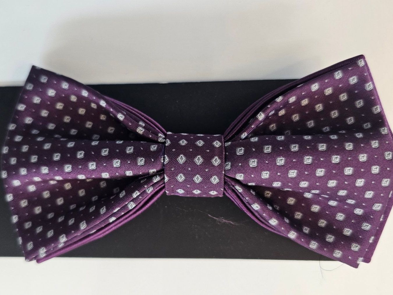 Cravatte: Fliege viola-weiss neu u originalverpackt – Nuovo e nell'imballaggio originale da Fehraltorf venduto da herrenaccessoirsking
