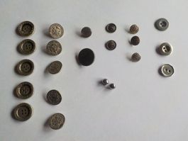 antike silberfarbene Knöpfe 20 Stück (17)