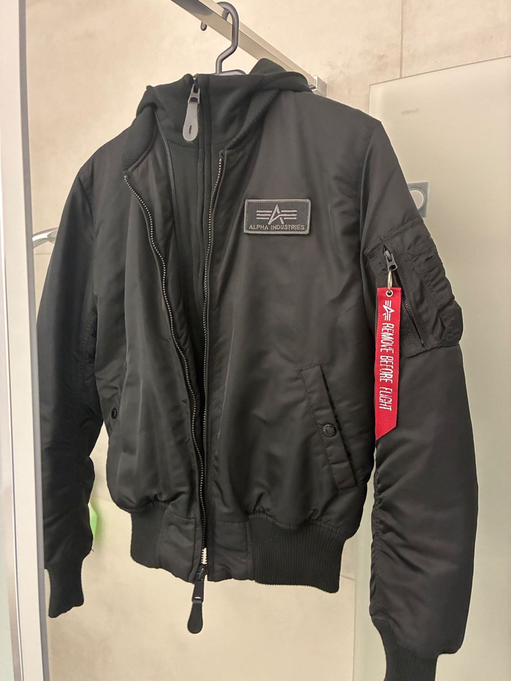 Alpha Industries Giacche: Alpha Industries Bomberjacke schwarz Grösse S – Usato da Lütisburg venduto da and_xdp9 2