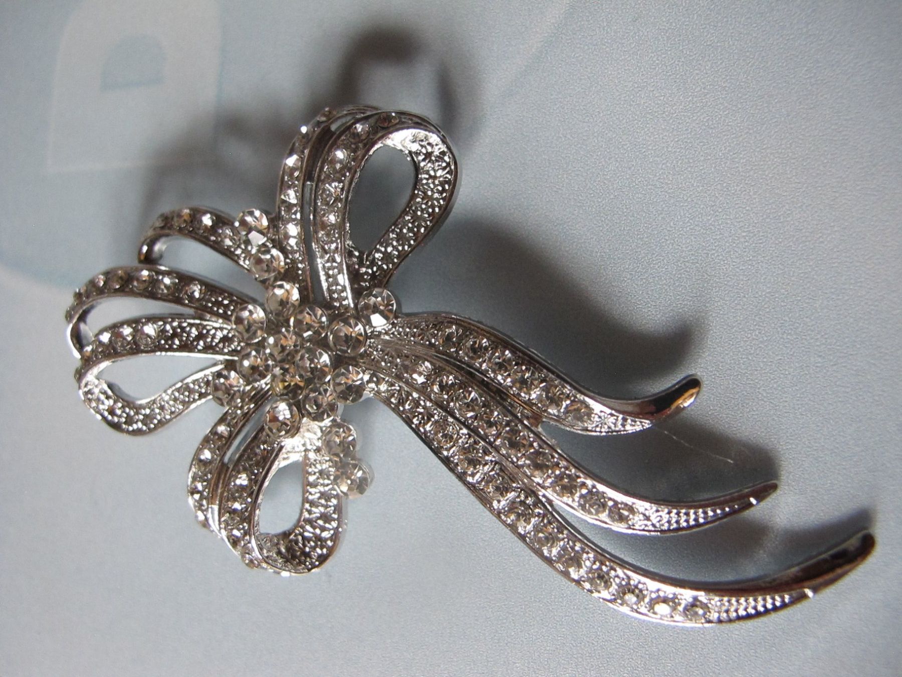 Spille & Fermagli: Elegante  Brosche mit Strass, Schleife, Silberlook... – Nuovo (secondo la descrizione) da Löhningen venduto da Chimae67 2