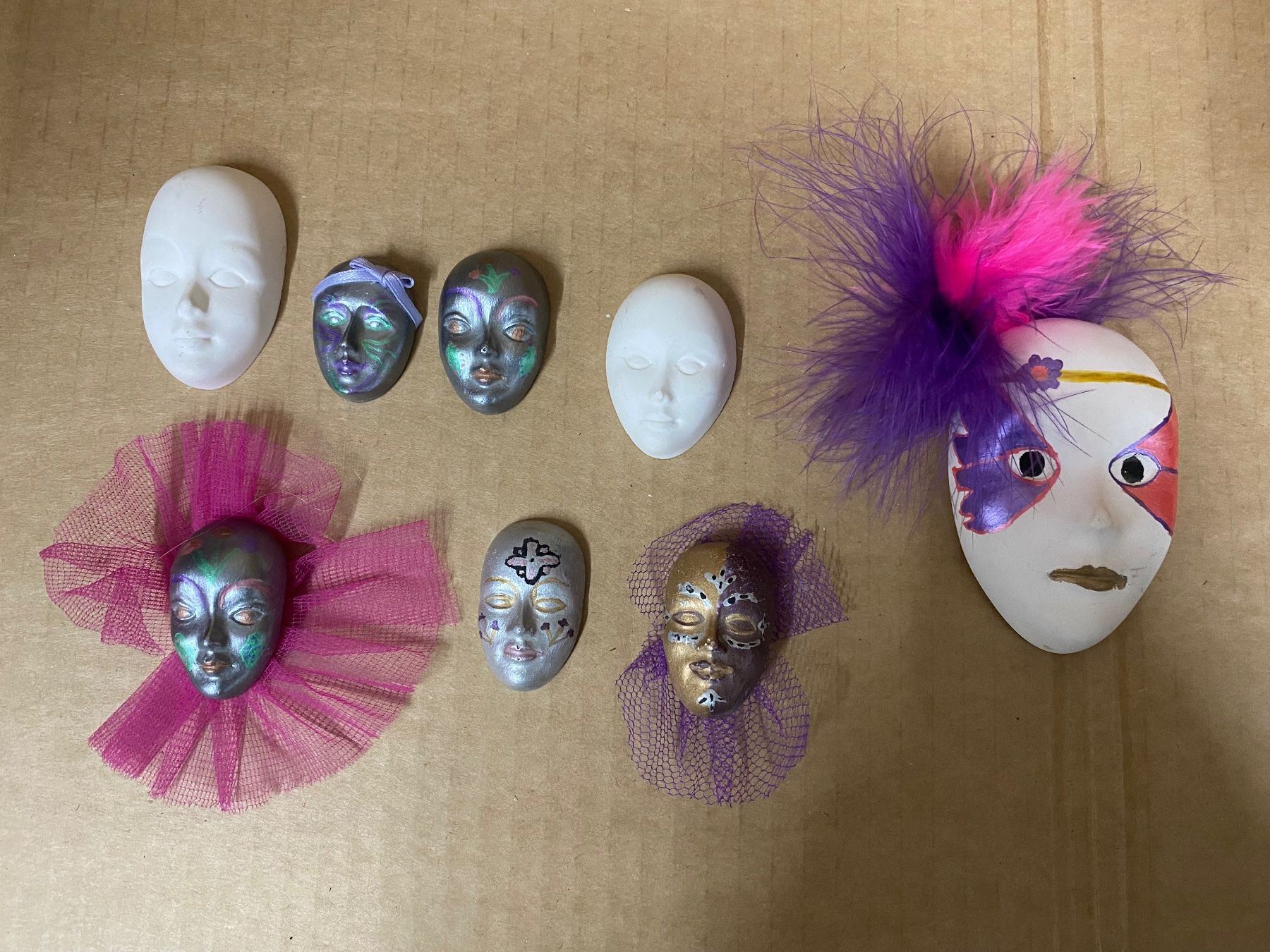 Tutte le decorazioni: Gibs Masken selbstbemalt – Usato da Eschlikon TG venduto da ArtRec