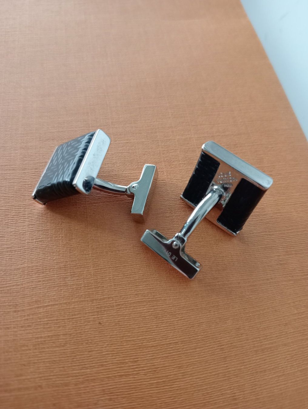 Louis Vuitton Gemelli: Louis Vuitton Manschettenknöpfe, Neu. – Nuovo e nell'imballaggio originale da Oberdorf NW venduto da ale_6r6c 5