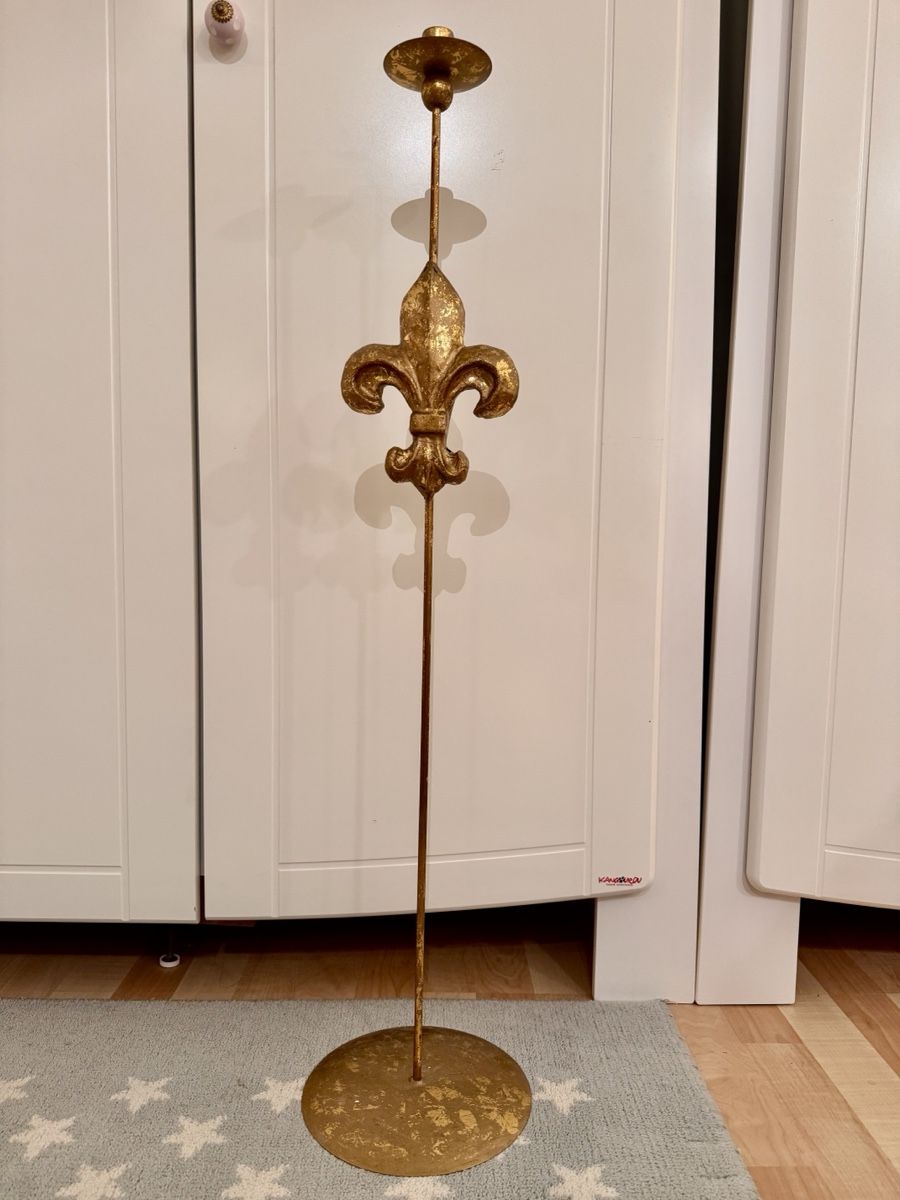 Kerzenständer: Kerzenständer Fleur-de-Lys goldfarben – Gebraucht aus Forch von Tchoupitoulas