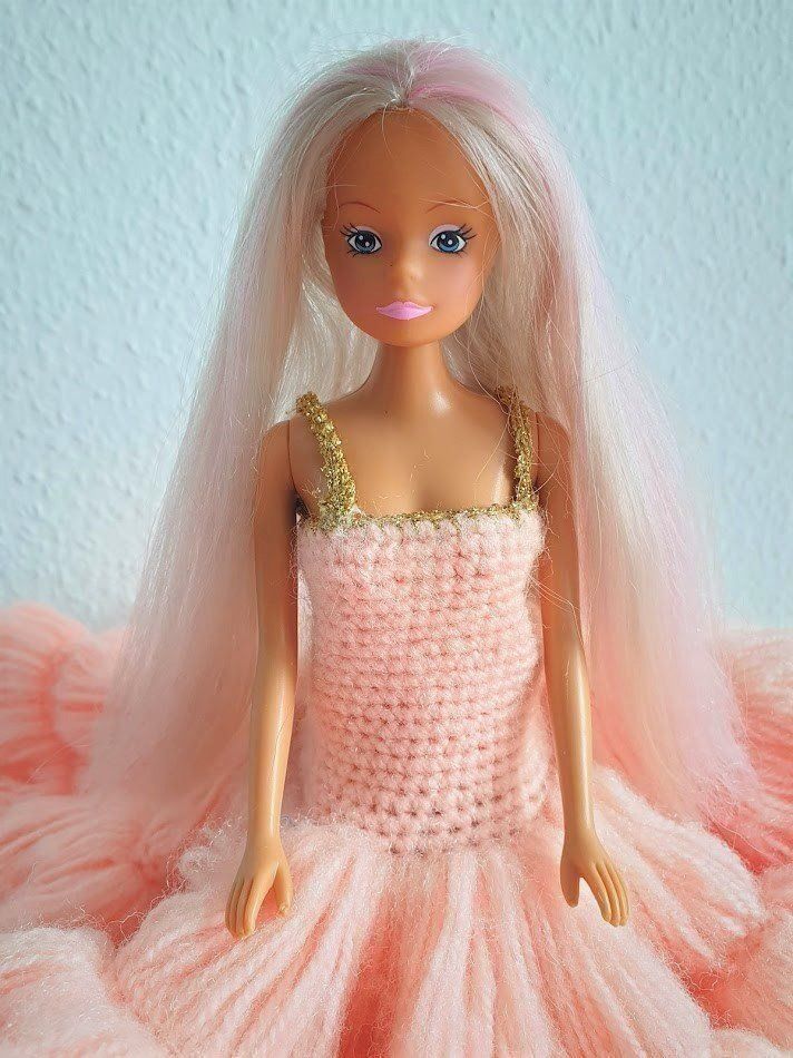 Bambole: Puppe Barbie Stil mit Kleid und Hut – Usato da Nürensdorf venduto da AntonioAE 3