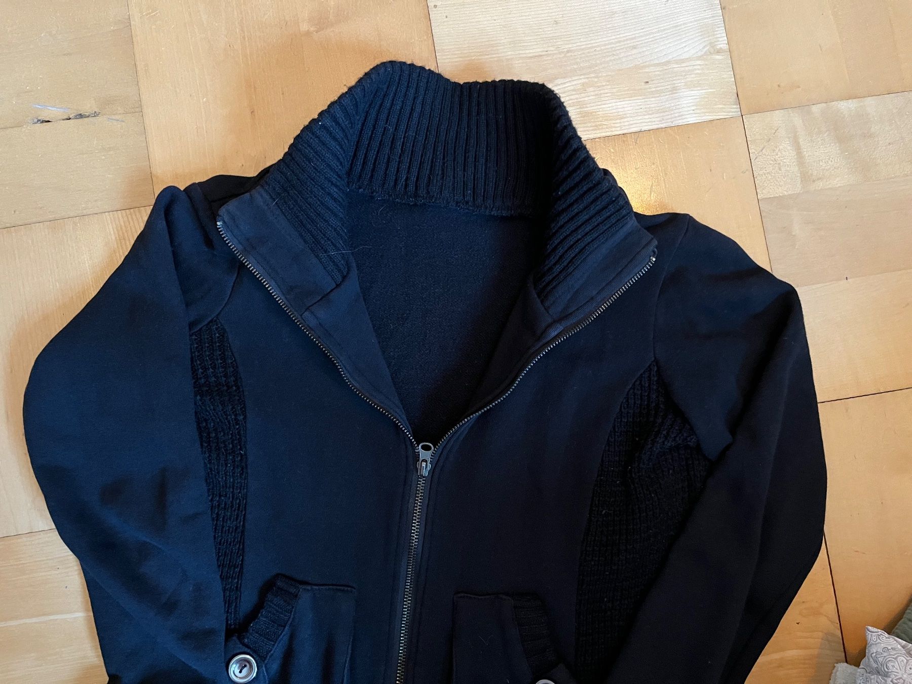 Giacche: Schwarze Strickjacke mit Reissverschluss, Grösse M – Usato da Kerns venduto da lau_z7vm 1