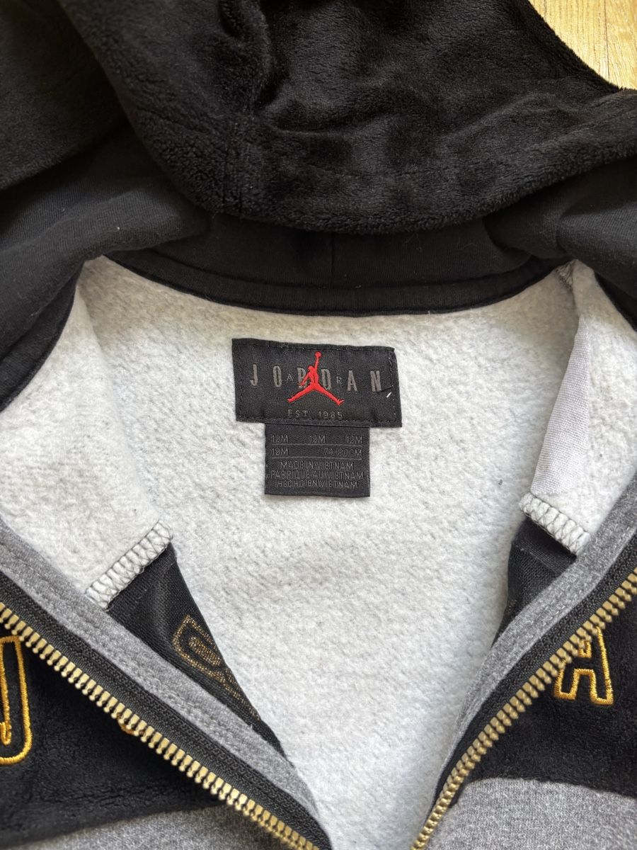 Jordan Ensembles coordonnés: Ensemble Jordan gris/noir taille 12 mois bébé – D'occasion à La Chaux-de-Fonds par Elora237 2