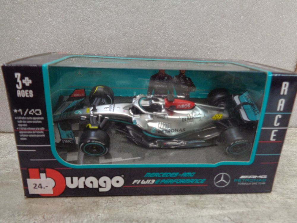 Bburago Mercedes-AMG Petronas F1 W15 Modellauto 1:43 – Mit Fahrer Lewis Hamilton, 12,5 Cm, Schwarz-silber