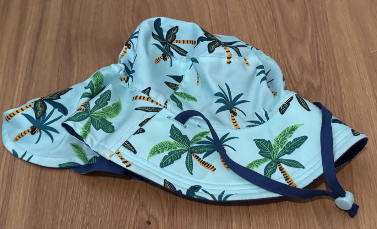 Sonstige Jungenkleidung: Sonnenhut Palmenmuster hellblau mit Kordel Grösse M? – Gebraucht aus Jegenstorf von Annina0506