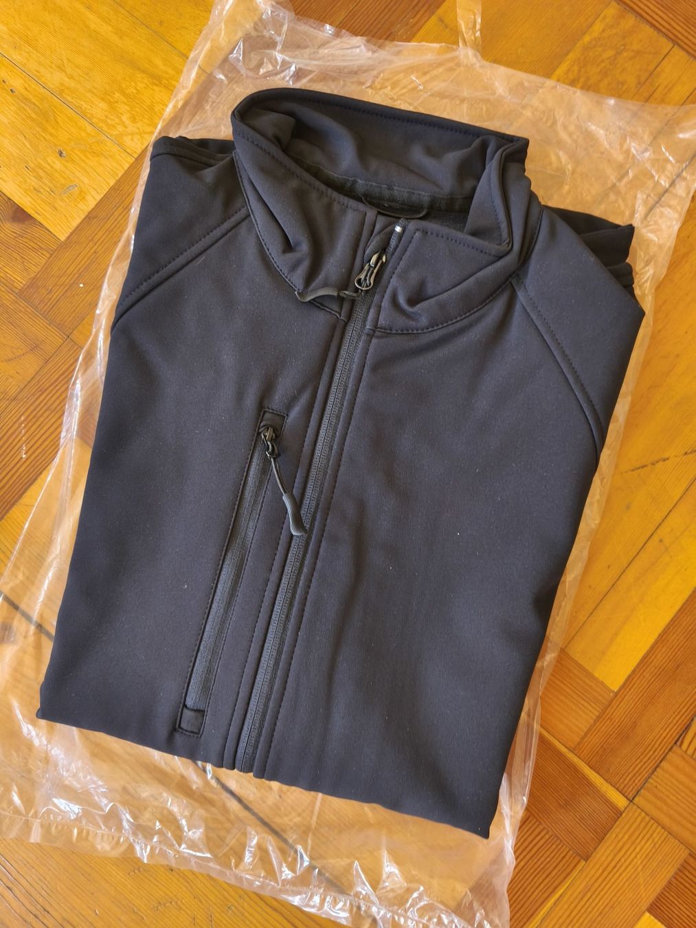 Gilets: Volvo Trucks Gilet Softshell Size M – Neuf avec emballage d'origine à Glis par Beschae