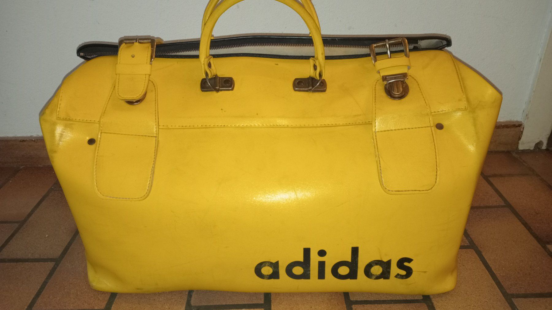Adidas Taschen: Adidas Leder Tasche Vintage – Gebraucht aus Wallisellen von DucanIntertribal