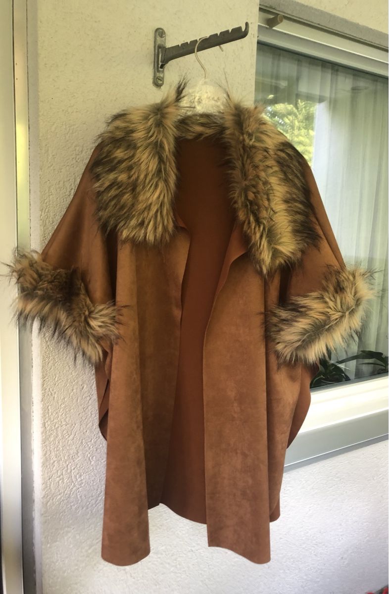 Jacken: Cape mit Fellbesatz braun Neu – Neu (gemäss Beschreibung) aus St.Gallen von nitka. 1