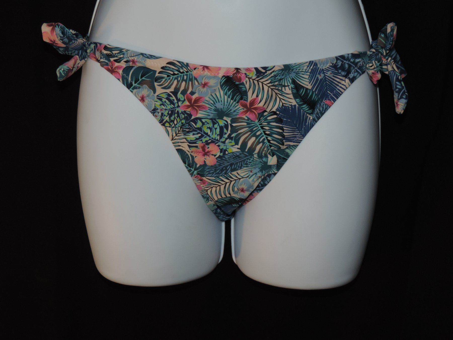 Costumi da bagno & Bikini: culotte de maillots de bain fleurs exotiques – Usato da Genève venduto da Axelle333