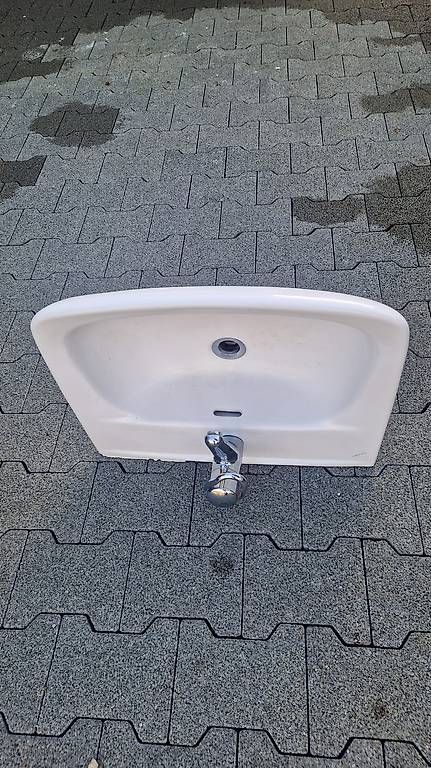 Lavabi & lavandini: Laufen Waschtisch / Lavabo mit Mischer – Usato da Habsburg venduto da YannikC