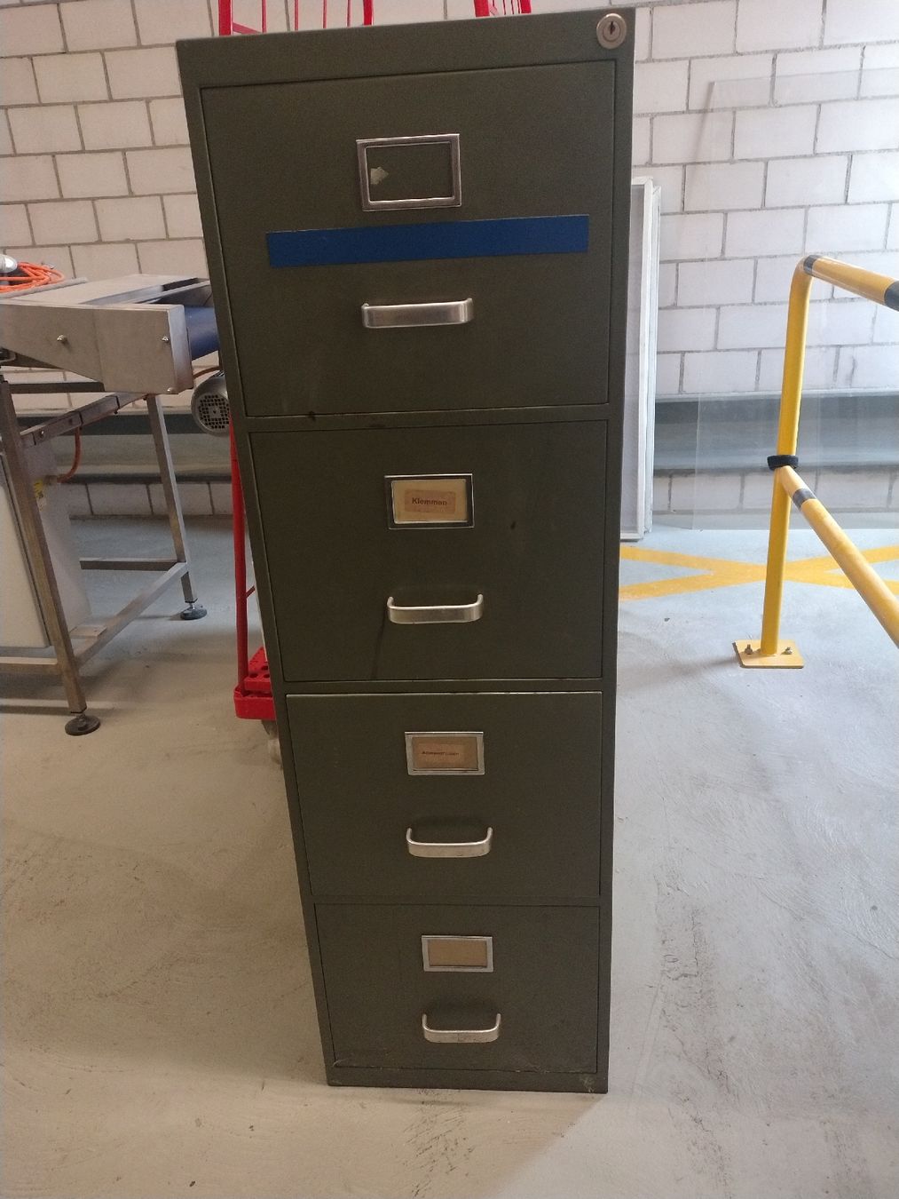 Schränke: Vintage Metall Schrank. – Gebraucht aus Brüttisellen von Grorbas