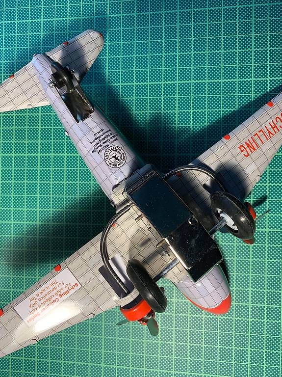 Modellbausätze & Standmodelle: DC 3 Blechflugzeug – Neu und originalverpackt aus Zürich von Mordes 3