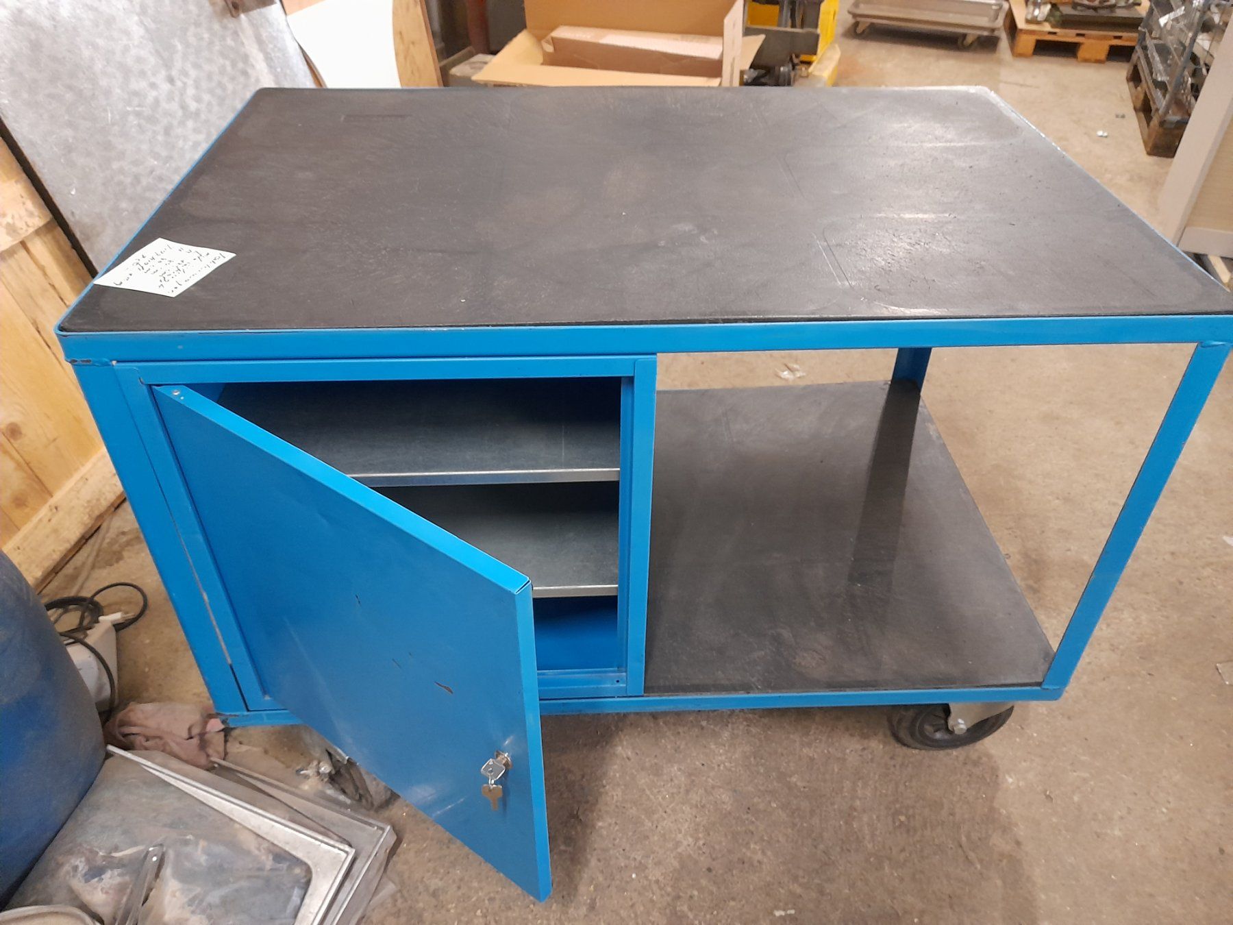 Möbel & Einrichtung: Tablarwagen Abschliessbar mit Schlüssel – Gebraucht aus Stetten AG von K.B-Wa-Maschinencent