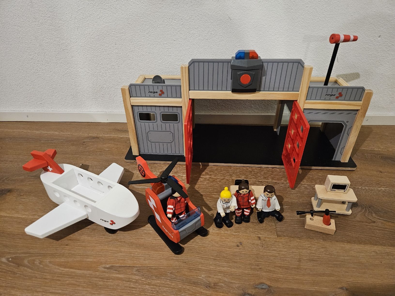 Hape Spielzeuge: Hape Rega Einsatzbasis – Gebraucht aus Horw von Melvin1981