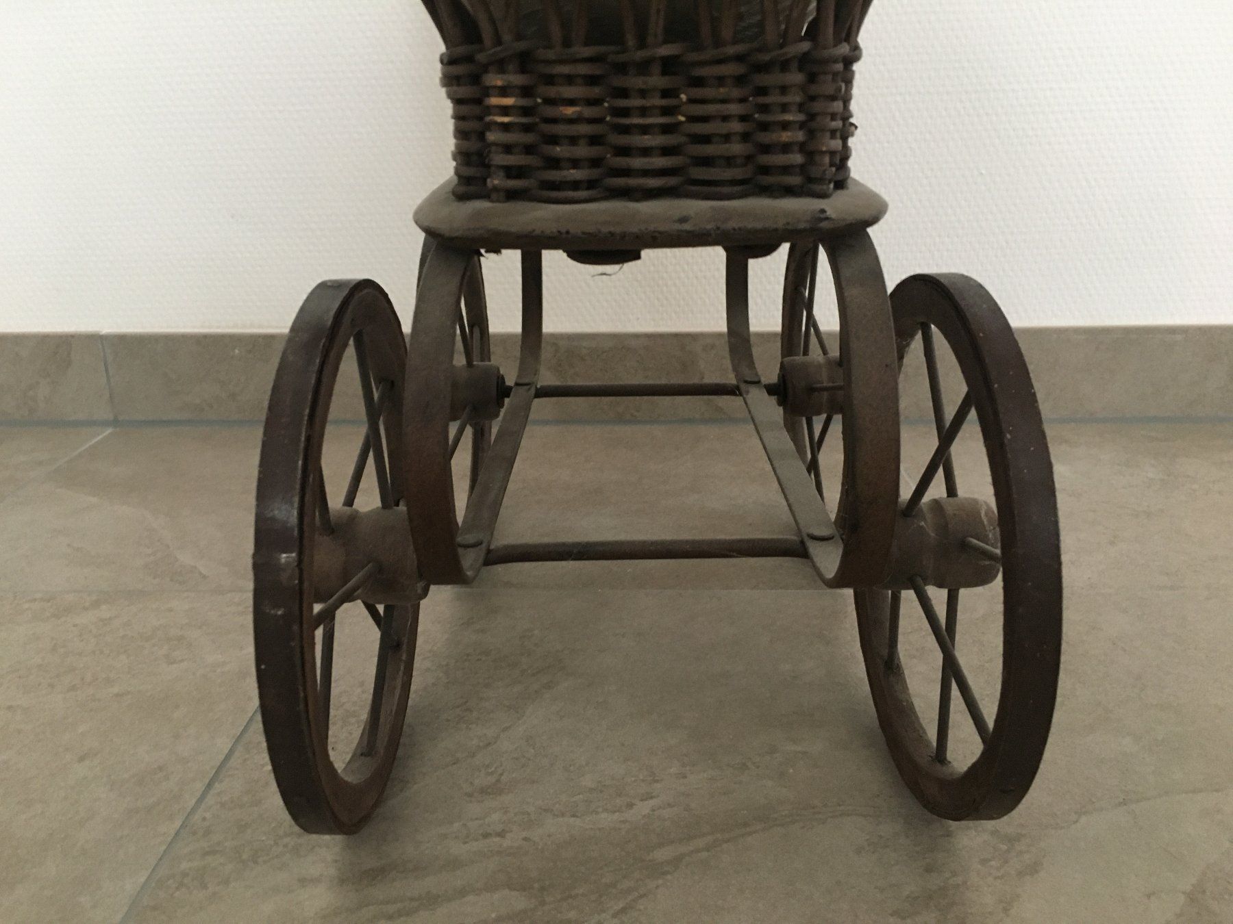 Carrozzine per bambole: Antiker Puppenwagen – Usato da Basel venduto da Lancer4 4