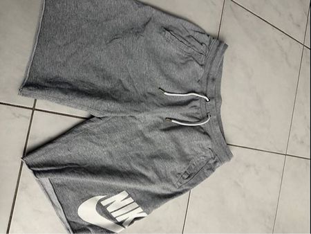 Nike Sommer-Shorts / Trainerhose, Grau, Grösse M, Top Zustan
