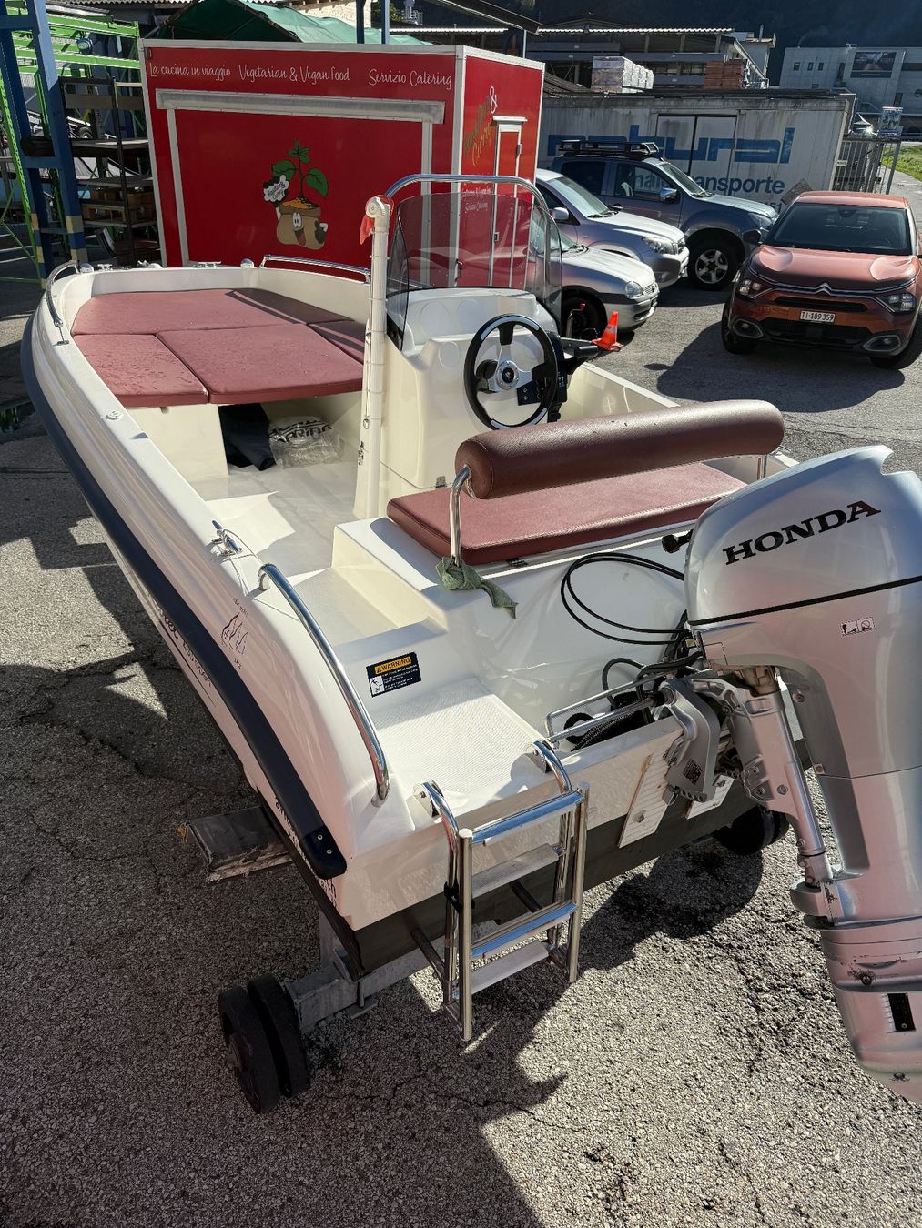 Karel Boote: Kleines Boot mit Aussenbord motor 8 PS – Gebraucht aus Quartino von 5franc 4