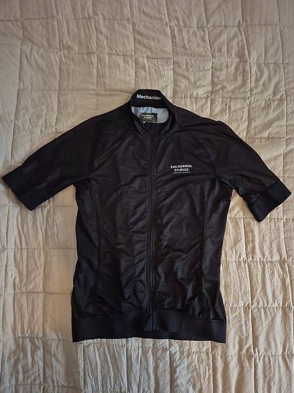 Pas Normal Studios Leibchen & Hosen: Pas Normal Studios Mechanism Men Jersey Grösse M Black – Gebraucht aus Zürich von kamillo3000