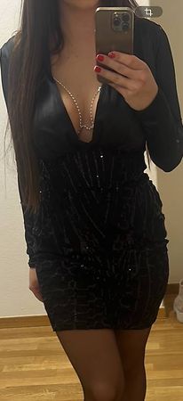 Schwarzes Kleid mit tiefem Ausschnitt Grösse 36/38