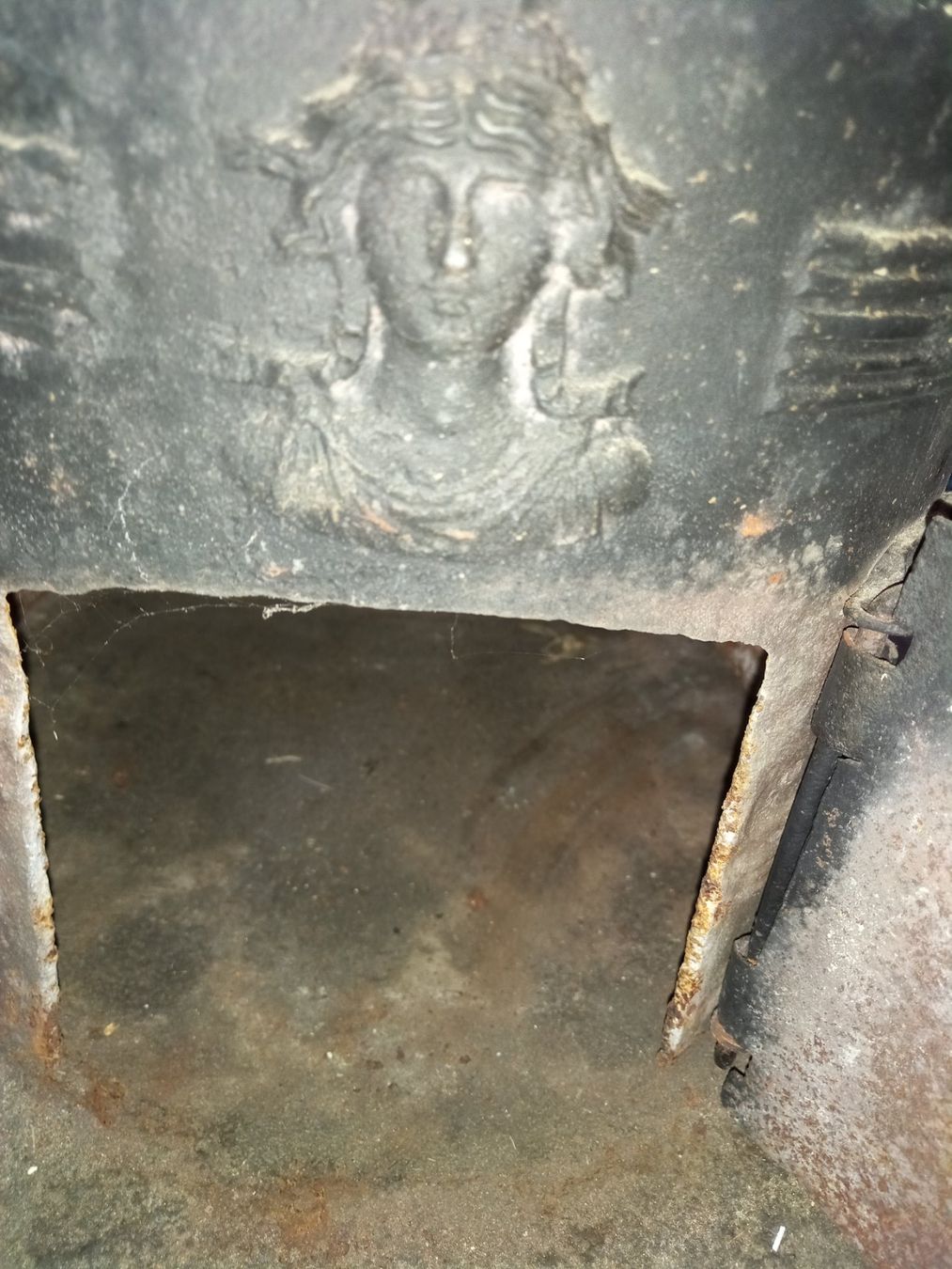 Poêles de chauffage: Poële très ancien – D'occasion à Noiraigue par pel_ny7d 2