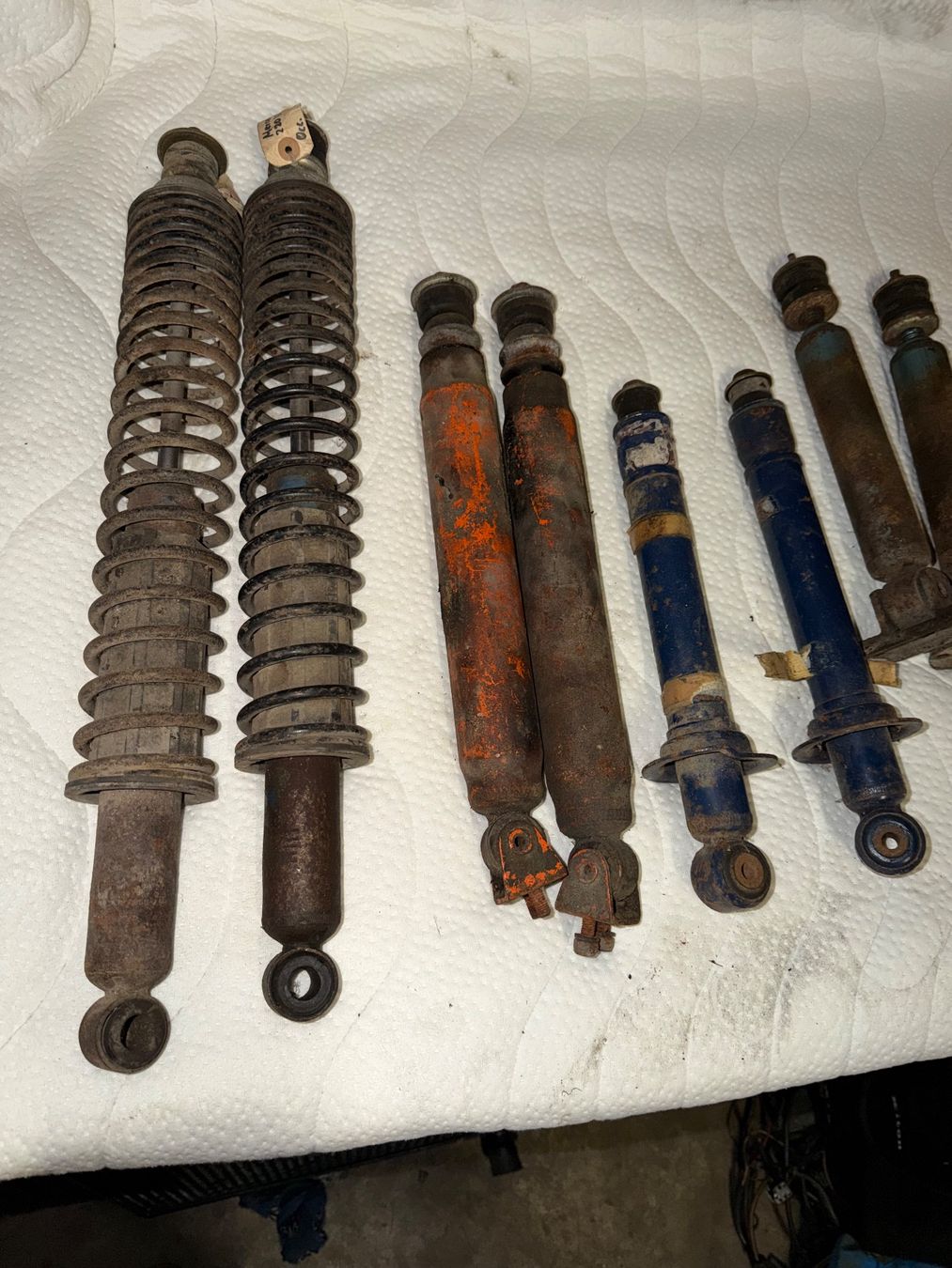 Mercedes-Benz Tutti pezzi di ricambio auto: Diverse Stossdämpfer Mercedes Benz Oldtimer – Usato da Luzern venduto da Basa73