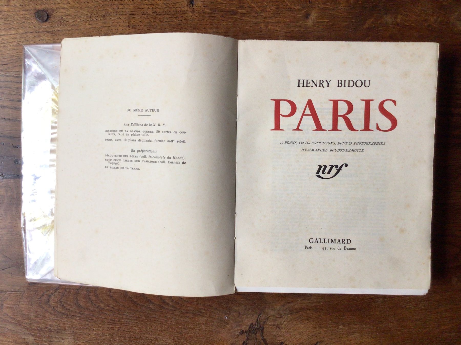 Livres: Paris – D'occasion à Némiaz (Chamoson) par Patoshi 1