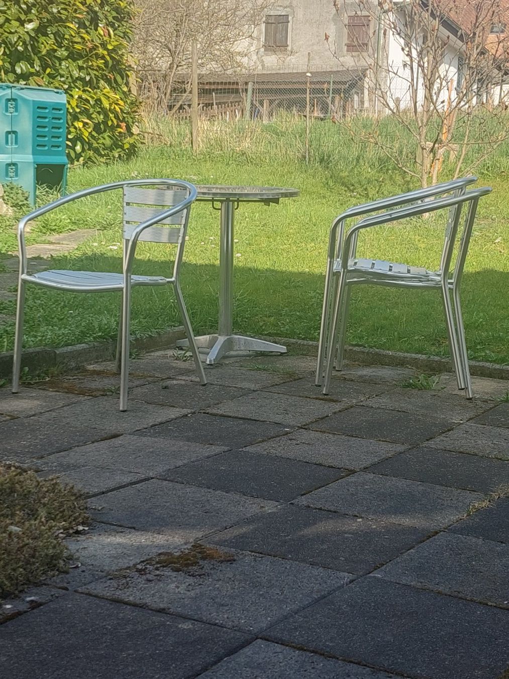 Set di tavolo e panche: Für den Sommer Bistrotisch mit 3 Stühlen – Usato da Bretzwil venduto da BH71