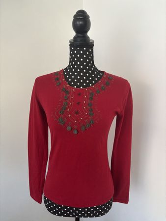 Rotes Longsleeve mit Stickerei und Münz-Details – Grösse S