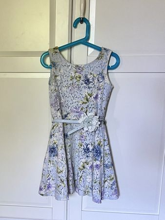 Kleid Grösse 6/7 j. Blumenmuster mit Gürtel