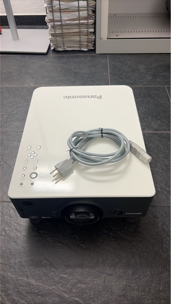 Panasonic Proiettori: Panasonic Beamer weiss guter Zustand – Usato da Hägendorf venduto da Kristian2005
