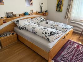 Holzbett mit Nachttischen 180x200cm guter Zustand