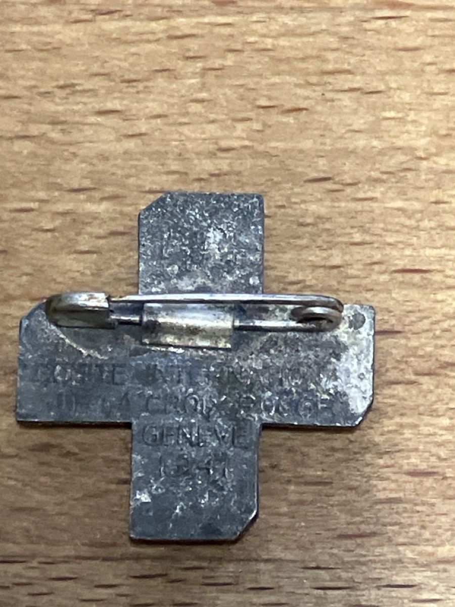 Placchette & Badge: Anzeichen Schweizer Rotes Kreuz 1941 – Usato da Erlenbach im Simmental! venduto da Simmentaler-Perlen 2