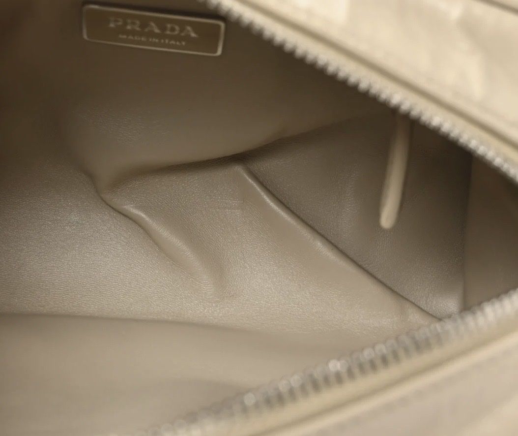 Prada Taschen für Damen: Prada Tasche creme beige mit Etikett – Neu und originalverpackt aus Pfaffhausen von Klaras_second_hand 3