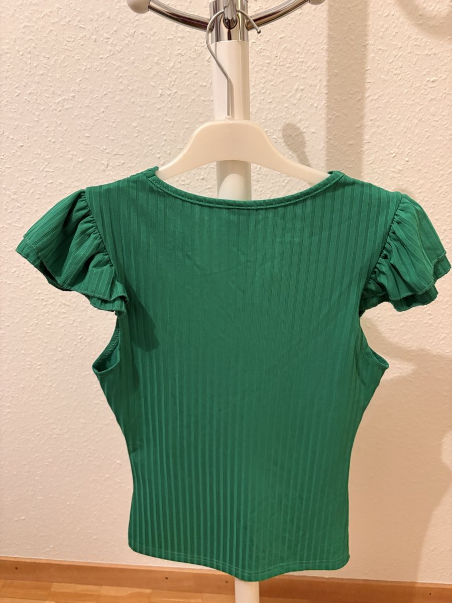 Shein T-Shirts: Haut vert – Neu (gemäss Beschreibung) aus Chêne-Bougeries von bru_bs9n 2