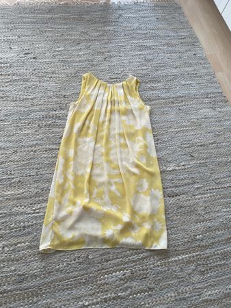 Sommerliches, gelbes Kleid mit Blumenmuster, Grösse XS
