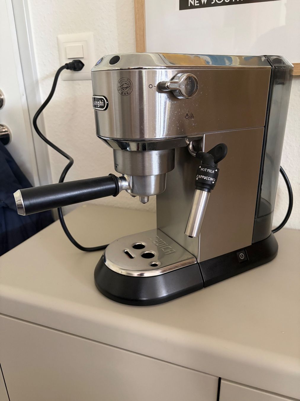 De'Longhi Machines à café & Machines à expresso: De'Longhi Dedica Coffee Machine – D'occasion à Riehen par ian_zl6t 1