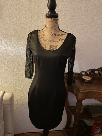 Schwarzes Kleid mit Spitze, perfekt für den Ausgang!