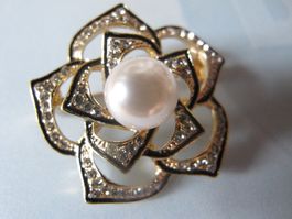 Elegante  Brosche in Blütenform mit Perle und Strass
