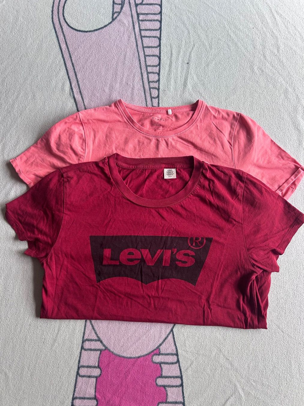 Levi's Kleiderpakete & -sets: Levi's T-Shirt, rot + Basic Needs Shirt, Gr. S – Gebraucht aus Vernier von Melone74