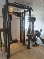  Athletica Power Rack/Squat Rack, Top Zustand inkl. Optionen